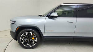 Riv-ian R1S Édition Lancement 2022, Standard, Légèrement Utilisé - Product Image 3