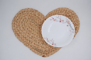 Napperon en jacinthe d'eau tissée en forme de coeur Produits écologiques Fabriqué au Vietnam Décoration de table Napperon tissé en gros - Product Image 4