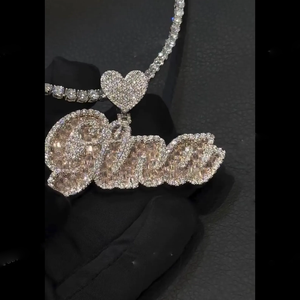 Colgante Brillante de Plata de Ley 925 con Baño de Rodio, Estilo Gota, con Diamante Moissanita VVS Premium - Product Image 2