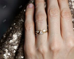 Triangle Moissanite Diamant 14K Or Jaune Pierre Unique Simple Élégant Solitaire Bague De Fiançailles Pour Les Femmes Fabrication Inde - Product Image 4