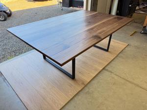 Mesa de Comedor de Nogal de Lujo Personalizada, Muebles Hechos a Mano de Madera Maciza con Elegante Superficie de Grano Natural y Estructura de Base Minimalista - Product Image 2