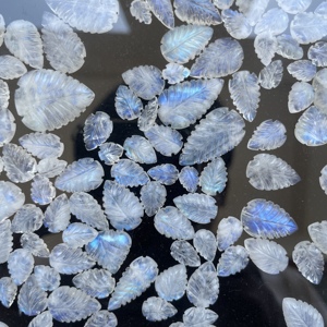 พลอยมูนสโตนสีน้ำเงินรุ้งธรรมชาติ ขนาด 10 มม. 16 มม. รูปทรงใบไม้แกะสลัก  แบบเม็ดพลอยหลวม  ได้รับการรับรองจาก IGI  หินกึ่งมีค่า - Product Image 4