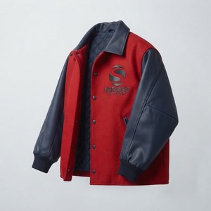 Chaqueta Bomber Personalizada al por Mayor con Parche de Equipo, Cuerpo de Lana Roja y Azul Oscuro, Mangas de Cuero, Cierre de Botones a Presión y Cuello Vuelto - Product Image 4