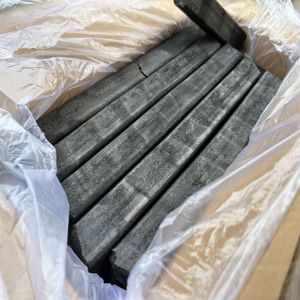 Troncos de carbón de aserrín comprimido con centro hueco para aumentar el flujo de aire y la combustión uniforme - Product Image 1