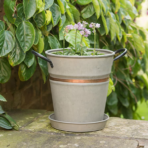 Maceta redonda de gran tamaño con una textura acanalada galvanizada de imitación, ideal para mostrar pensamientos vibrantes y flores de temporada. - Product Image 2