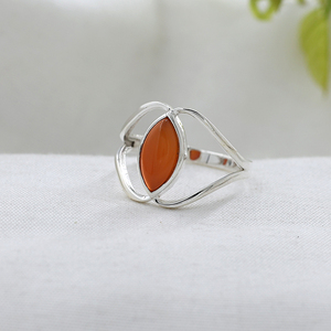 Anillo de plata de ley 925 maciza, joyería fina hecha a mano, con engaste clásico de piedra lunar. - Product Image 2