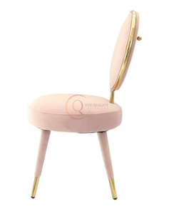 Silla minimalista rosa de felpa con respaldo circular enmarcado en oro y patas cónicas que añaden un toque de glamour y elegancia. - Product Image 3