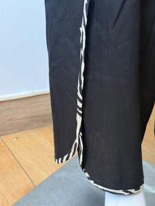 Pantalon palazzo noir élégant, confort, style et polyvalence. Conçu en tissu doux et respirant, coupe flexible pour un confort tout au long de la journée. - Product Image 2