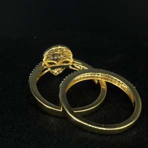 Anillo de Compromiso Clásico de Oro Amarillo de 10 Quilates con Diamante Redondo de 0.48 Quilates y Diamante Baguette de 0.04 Quilates para Boda y Aniversario - Product Image 3