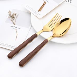 Ensemble de salle à manger de qualité supérieure pour 4 poignées en acier inoxydable durables et élégantes en bois avec vernis miroir Caractéristiques écologiques - Product Image 1