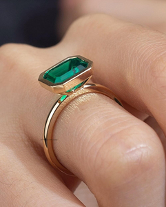 Anillo solitario de moissanita de corte esmeralda verde con juego de piedras de 3,10 quilates en East West Bezel Set Band para novias y uso diario - Product Image 2