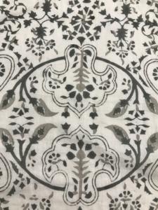 Tela de Algodón Estampada a Mano con Motivo Floral Mughal en Base Natural - Product Image 2