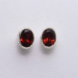 Pendientes Minimalistas Hechos a Mano con Plata de Ley 925 y Granate Rojo Ovalado, Regalo para Mujeres y Niñas - Venta al por Mayor - Product Image 3