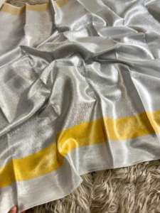 Sari de Seda Banarasi para Mujer con Bordado de Plata Suave en Toda la Prenda y Borde de Zari Dorado en Stock - Product Image 4