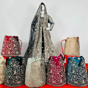 Exquisito terciopelo Lehenga con intrincados Jarkan Stonework Bridal Shrugs Eleve sus diseños lujosos de estilo indio pakistaní - Product Image 1