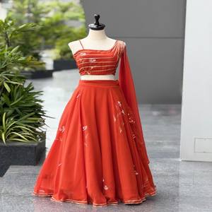 Conjunto de Lehenga VASTRA COTTAGE de Georgette Pura Pintada a Mano con Dupatta Incluida y Blusa Acolchada Completamente Cosida, Ropa de Diseñador - Product Image 1