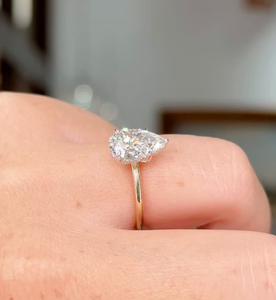 แหวนหมั้นทองคำแท้ 14K สไตล์โรแมนติก ประดับเพชรทรงลูกแพร์เพาะเลี้ยงในห้องปฏิบัติการ พร้อมวงแหวนซ่อนรอบเพชร เหมาะสำหรับงานแต่งงาน งานครบรอบ และงานเลี้ยง - Product Image 3