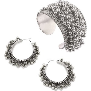 Ensemble de bijoux de luxe plaqué or avec bracelet et boucles d'oreilles géométriques en diamants, perles et strass pour fêtes et mariages - Product Image 1