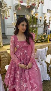 Costume indien traditionnel Georgette Sharara avec broderie et Dupatta lourd par Shree Indian Exports - Product Image 2