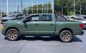 Green 2024 Titan SV Crew Cab AWD Automático R18 (Usado en Excelentes Condiciones) Volante a la Izquierda, Navegación, Paquete de Remolque - Product Image 3