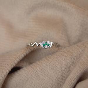 Bague minimaliste légère en argent sterling 925 pour femme, en forme de cœur, avec zircon cubique serti à griffes, bijou à porter au quotidien - Product Image 1