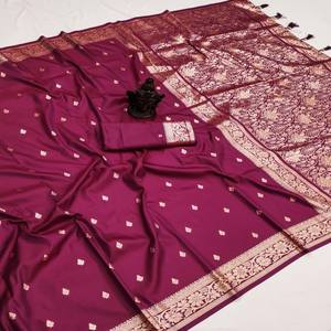 Sari en soie pure Banarasi VASTRA COTTAGE avec un motif Zari entièrement tissé, un pallu riche et un chemisier en soie assorti à contraste doux - Product Image 4