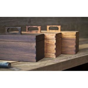 Caja de almacenamiento de madera con asa para fácil transporte - Product Image 1