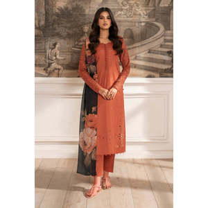 Conjunto Elegante IZNIK-3PC para Mujer, Camisa Bordada Chikan Lawn con Dupatta de Chifón Estampado y Pantalones BIC-4638 - Product Image 2