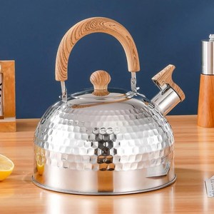 Tetera de Metal de Estilo Antiguo con Diseño Martillado y Mango de Madera, Perfecta para Exhibición y Servicio Diario de Té en Casa - Product Image 1