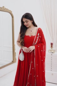 ก้าวเข้าสู่ความหรูหราของราชวงศ์ด้วยชุดที่สวยงามนี้ด้วย dupatta ที่เข้ากันประดับด้วยเพชรที่ทำด้วยมือ - Product Image 4