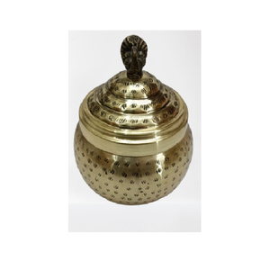 Jarra decorativa de metal martillado con tapa de pájaro Acabado en latón - Product Image 1