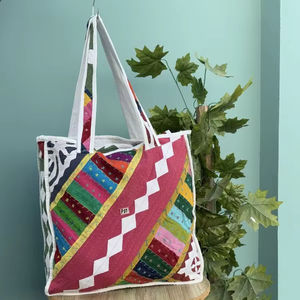 Vente en gros de sacs fourre-tout faits à la main en coton matelassé sacs de courses imprimés patchwork pour femmes sacs de plage d'épicerie pour usage quotidien - Product Image 1