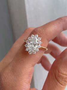 แหวนเพชรที่ทำด้วยมือรูปวงรีทรงรีแบบซ่อนไว้หรูหราแหวนหมั้นทำด้วยมือขนาด14K แหวนสัญญาทองคำบริสุทธิ์พร้อมเพชรที่ปลูกในห้องปฏิบัติการจำนวนมาก - Product Image 2