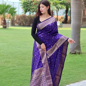 구리와 황금 zari를 가진 순수한 연약한 실크 saree는 아름다운 주제와 우아한 색깔을 가진 국경과 부유한 pallu를 길쌈했습니다