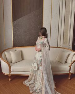 Ensemble Salwar Kameez de qualité supérieure avec broderie Design élégant du cou et Dupatta pour les fêtes et les mariages - Product Image 3