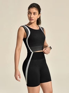 Ensemble de yoga 2 pièces noir pour femme, col rond, dos nageur, crop top, short taille haute, rayures latérales, respirant, sans couture, vente en gros OEM - Product Image 2