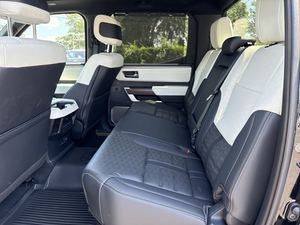 2023 T-o-y-o-t-a T-u-n-d-r-a Hybrid Capstone HV CrewMax Cab 4WD faible kilométrage et prix abordable en stock prêt pour l'expédition - Product Image 6