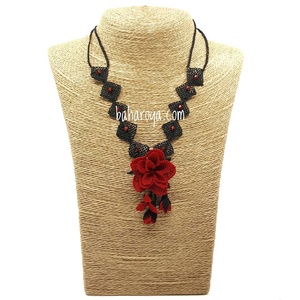 İğne Oyası Andız Yaylası Kolye Siyah-Kırmızı Collar con colgante de moda - Product Image 1