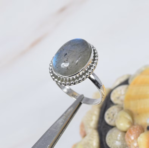 Anillo de piedras preciosas de labradorita hecho a mano para mujer con Plata de Ley 925 piedra de nacimiento de marzo forma ovalada regalo de Navidad perfecto - Product Image 1
