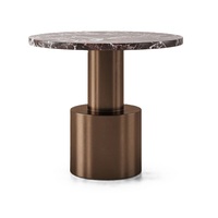 Ensemble de deux belles tables en travertin en métal naturel doré et laiton de style européen placées dans la grande table basse beige du salon