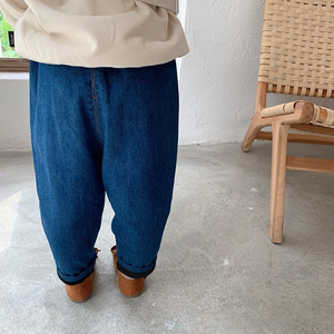 Jeans en denim bleu doublés en polaire avec rivets hip-hop en gros pour bébés garçons de 1 à 8 ans, pantalons courts d'hiver - Product Image 4