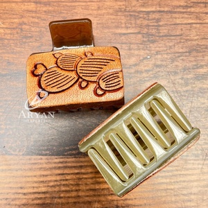 Logo personnalisé Desert Bloom Design usiné gravé en cuir Mini pince à cheveux pour les femmes personnalisé forte tenue accessoire de cheveux de luxe - Product Image 1