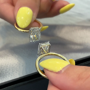 Anillo de Compromiso con Halo Oculto Radiante en Oro Amarillo con Diamante de 4 Puntas Certificado por IGI - Product Image 5