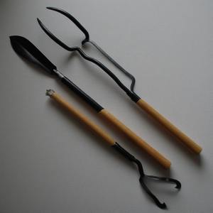 Râteau élégant de sol de fer dans la surface antique de patine faite à la main avec la précision conçue pour la représentation de jardinage et saisonnière - Product Image 5