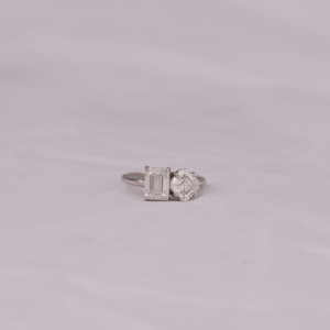 Anillo de Compromiso con Diamante Cultivado en Laboratorio de 4.5 CT, Corte Esmeralda Ascher, Oro Blanco Sólido de 14KT, Certificado IGI, Engaste de Bisel, Moderno para Mujer - Product Image 1