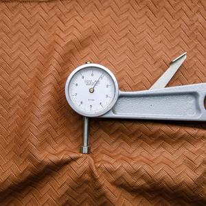 Cuero de vaca en relieve tejido marrón envejecido Personalizable Producto de cuero Premium de 1 a 12 pies cuadrados. - Product Image 2