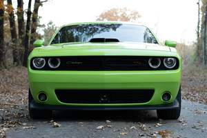 Challenger R/T Shaker 2023 con Motor Hemi V8, Paquete Shaker, Color Sublime, Mayormente sin Modificaciones - Product Image 2