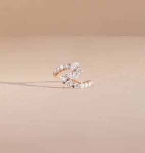 Bague de fiançailles en or massif 14 carats avec moissanite taille poire et marquise de 1,92 carats, certifiée IGI, conçue sur mesure pour femme - Product Image 4