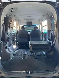 Toyota Noah d'occasion en bon état, options de transmission automatique et manuelle, sièges en cuir, pneus R17, essence, à vendre - Product Image 6