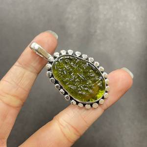 Colgante hecho a mano de moldavita con joyería elegante de Plata de Ley 925 para regalar y usar todos los días - Product Image 3